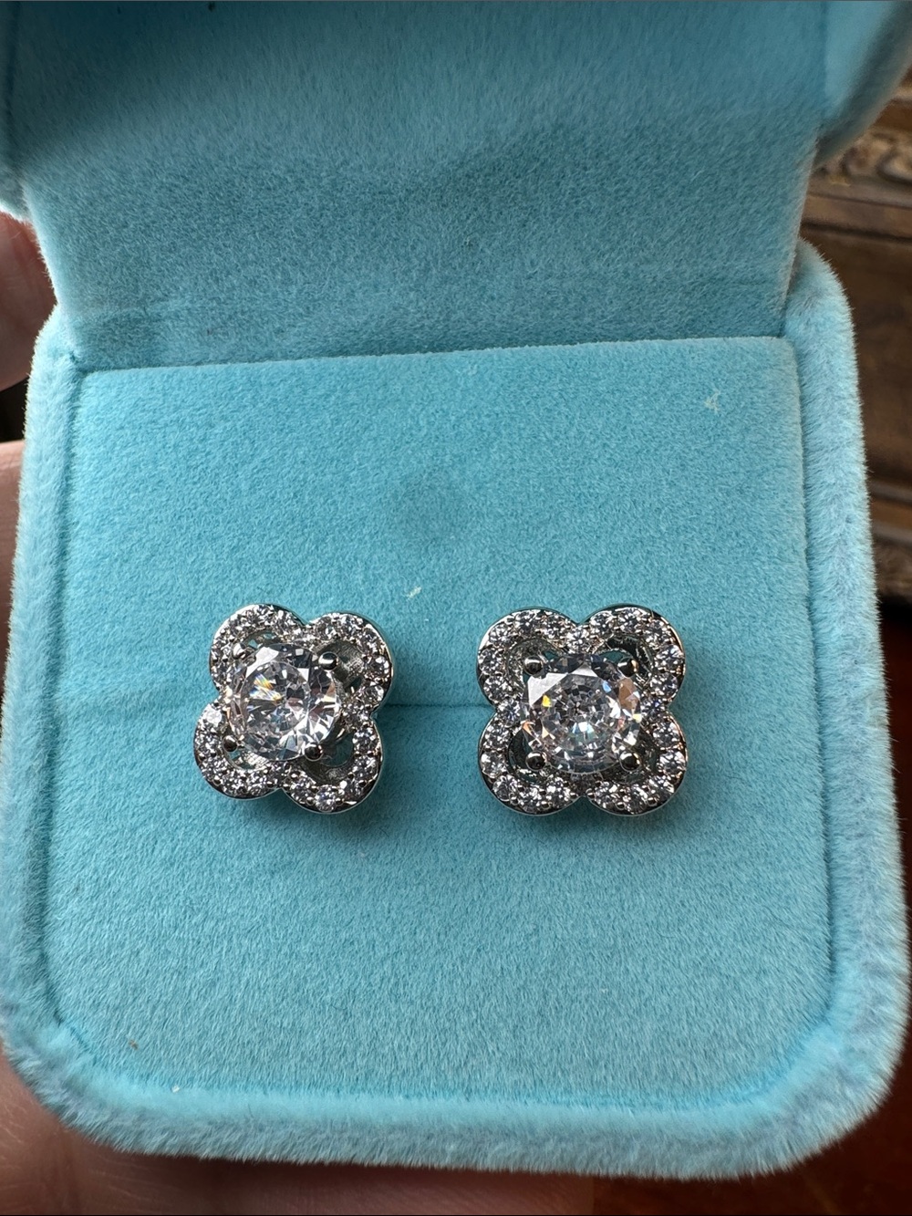 3255-Swarovski Crystal Element post‎ earrings,velvet box included